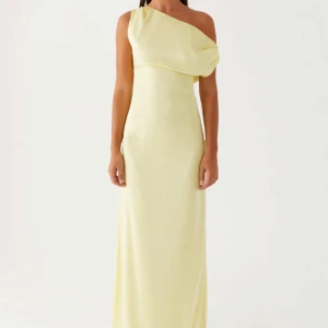 Ljusgul långklänning  - HELT NY Ljusgul långklänning / maxidress från Peppermayo, Storlek 36. Aldrig använd pga fel stolek för mig. Kan skickas eller mötas upp i centrala Göteborg  https://peppermayo.eu/products/heart-of-glass-satin-maxi-dress-yellow