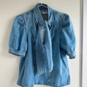 Zara jeansblus - Säljer denna jättesöta coola denimblus från zara! 