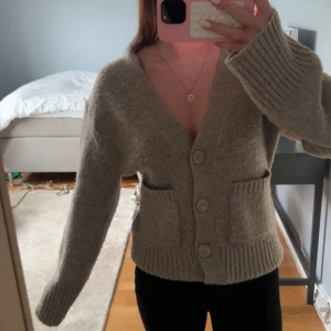 Stickad kofta  - Jättesnygg stickad kofta från Gina tricot i storlek xs.