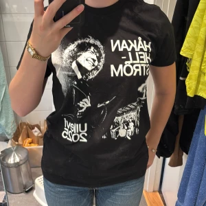 Håkan hellström Ullevi 2025 t-shirt - Svart håkan hellström tshirt från ullevi 2025. Ingen design på ryggen. Aldrig använd och lappen sitter forfarande kvar.