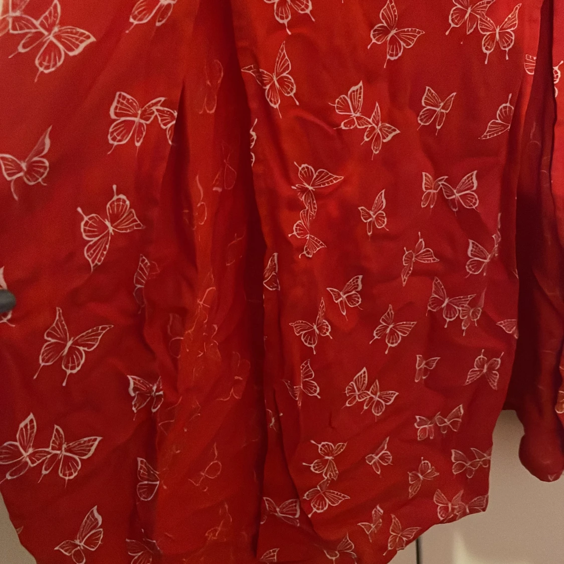 Röd långklänning med fjärilsmönster - 3