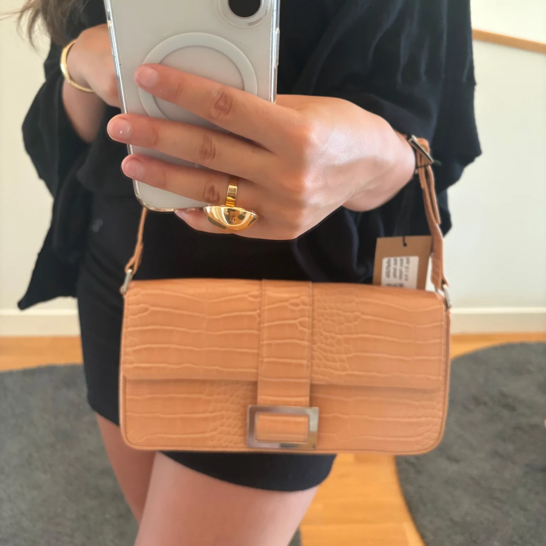 Beige axelväska i croco-imitation - 1