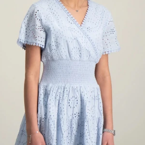 Klänning  - Supersöt ljusblå kortklänning med omlott och v-ringning. Jättefin till sommarens alla tillfällen. Har använts en gång och är i nyttskick. ❣️