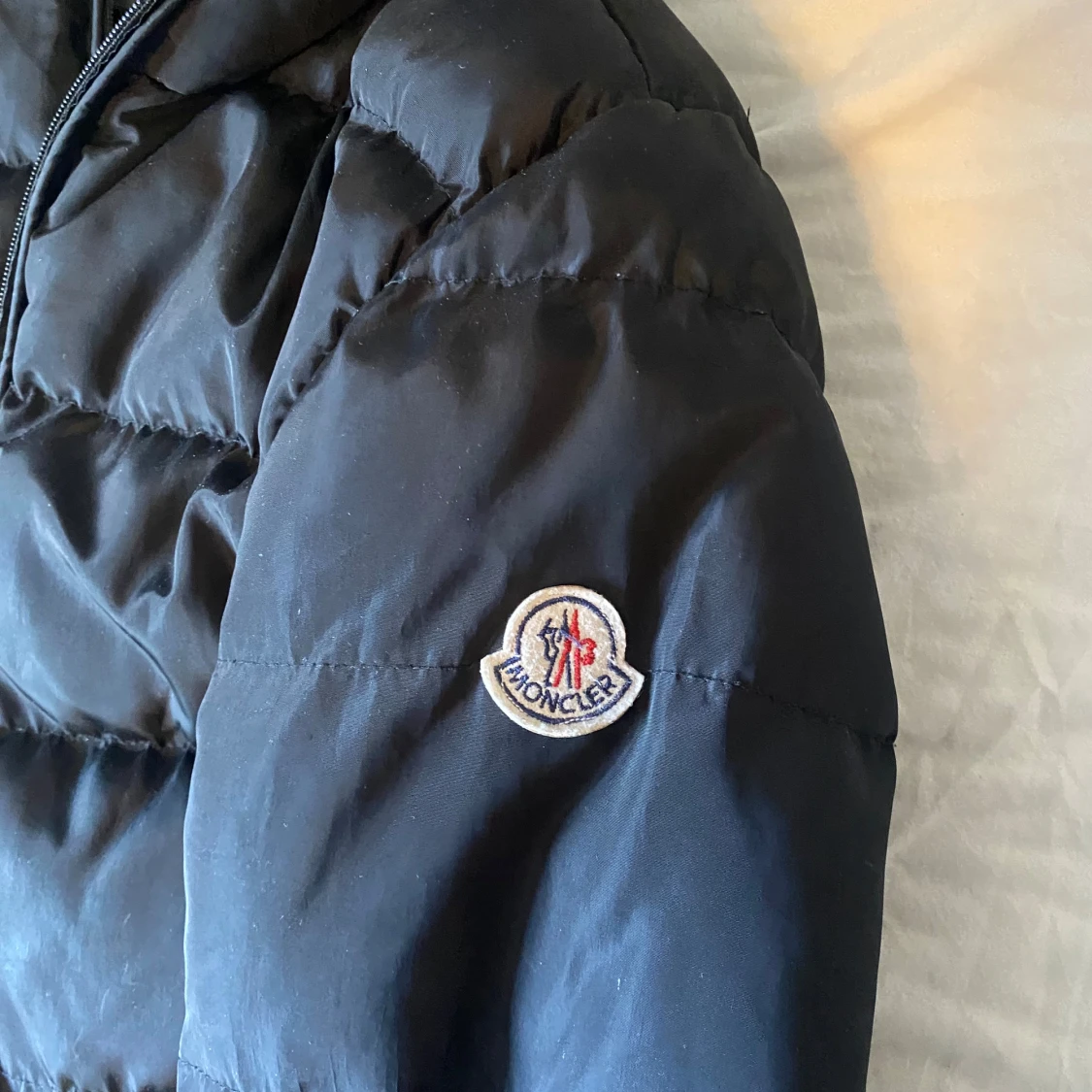 Svart Moncler dunjacka med huva - 2