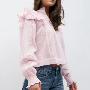 Blus ginatricot  - Säljer denna fina Blus ifrån ginatricot i storlek 158/164 passar som XS-S!!🌸🤍den är helt ny och har fortfarande prislapp