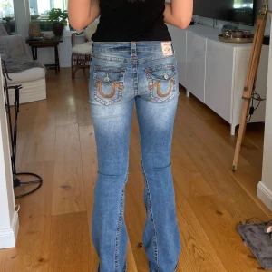 True Religion jeans  - Super snygga blåa low waist jeans från true religion. Köptes för ett år sen för 1439kr men har haft på mig de 1 gång sen dess och är lite stora på mig och lite långa (jag är ca 169 cm) därav vill jag sälja de nu. Skulle säga byxorna passar både S och M. 
