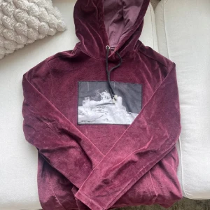 Limitato hoodie - Skön limitato hoodie i vinrött, inga defekter. Säljs pga att den är för liten🙏🏻 Såklart lägre pris vid snabb affär