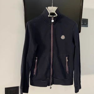 Moncler zip hoodie - Moncler hoodie helt som ny priset är inte hugget i sten