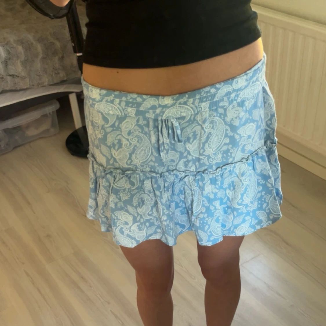 Blå kortkjol med volang och knyt - 1