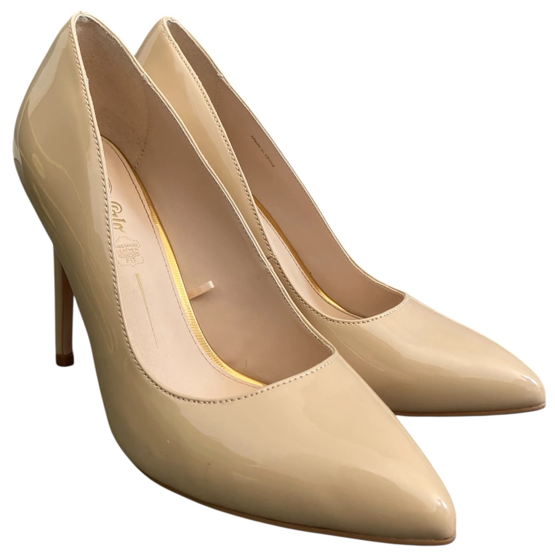 Beige lackpumps från Buffalo