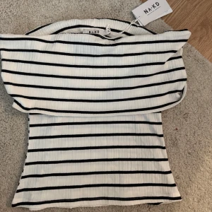 Helt oanvänd offshoulder topp  - Helt oanvänd topp med lapp kvar. Passar bra till allt och ränderna gör den ännu mer intressant🤗. Toppen är ribbad och har en figurnära passform med korta ärmar som sitter snyggt över axlarna. 🤩🤩