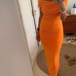 Vit inte orange, jätte fin klänning  - Jätte fin klänning helt slut såld från missguided passar till alla tillfällen och har slits på sidan och bara använd 1 gång, återigen den är vit inte orange, skickar såklart egna bilder vid intresse.