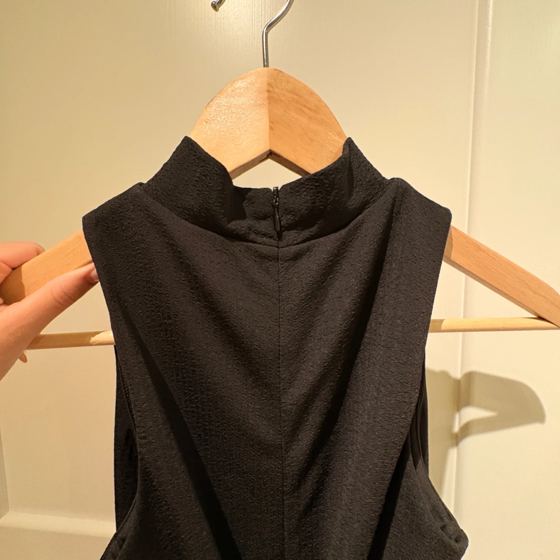 Svart lång overall med hög krage - 1