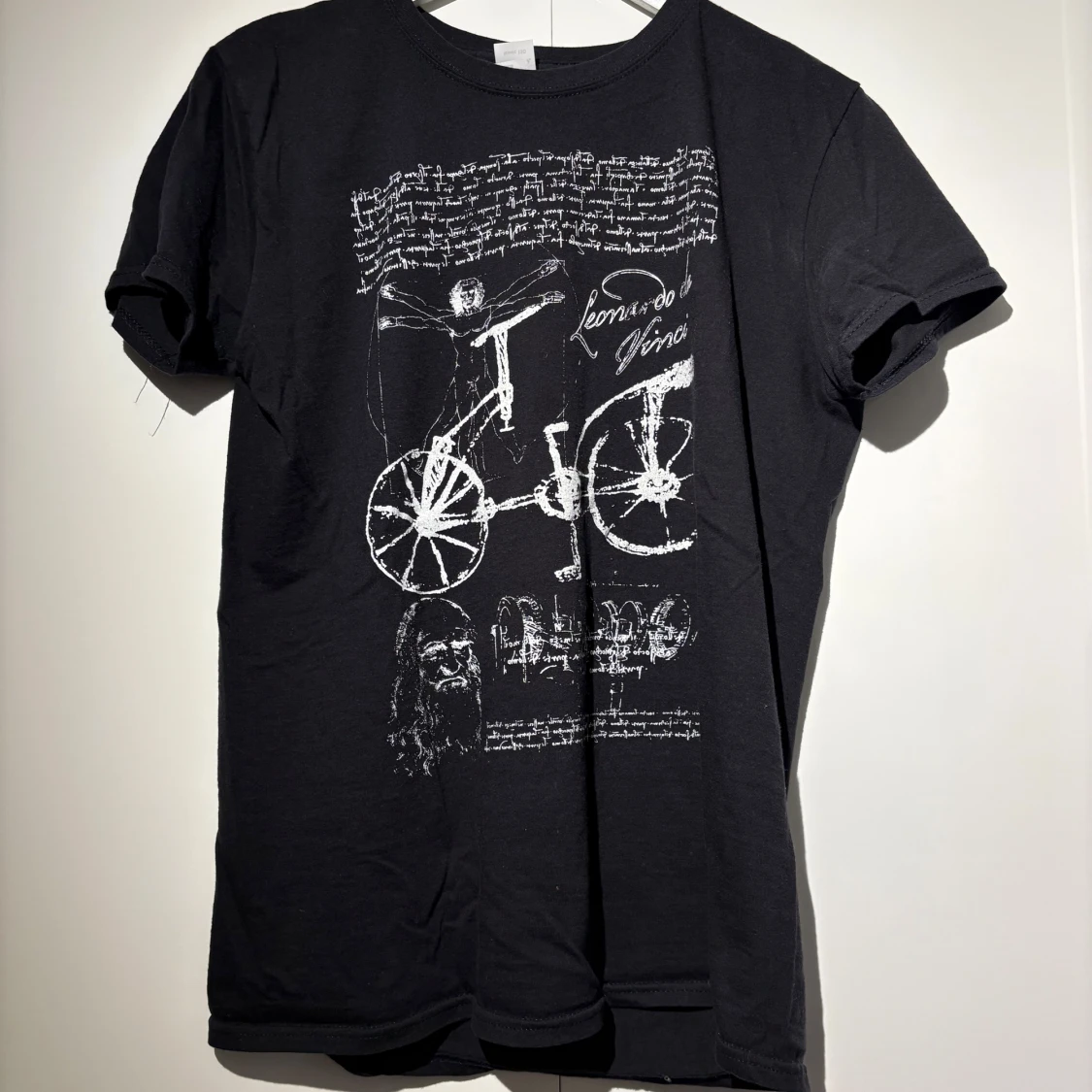 Svart t-shirt med Da Vinci-tryck - 1