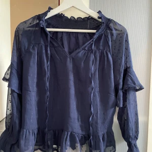 Mörkblå blus - Säljer min mörkblåa blus som är använd några få tal gånger men är som ny! 