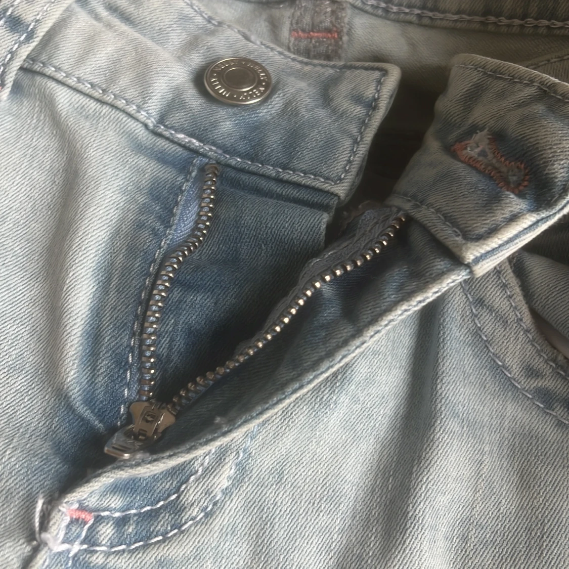 Ljusblå bootcut jeans med rosa detaljer - 4