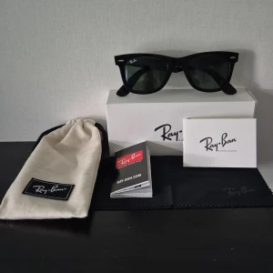 Rayban wayfarer  - Klassiska svarta Wayfarer solglasögon från Ray-Ban med ikonisk fyrkantig form. Säljs med originalförpackning, tygpåse, putsduk och manual. Perfekta för dig som vill ha en tidlös och cool look. Glasögonen är helt nya hämta ut de från klarsynt idag.