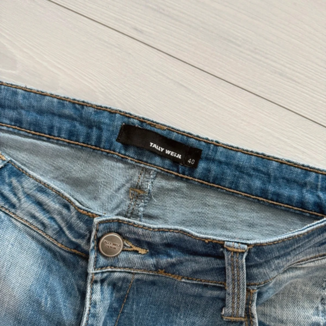 Blå slitna jeansshorts med fransar - 4