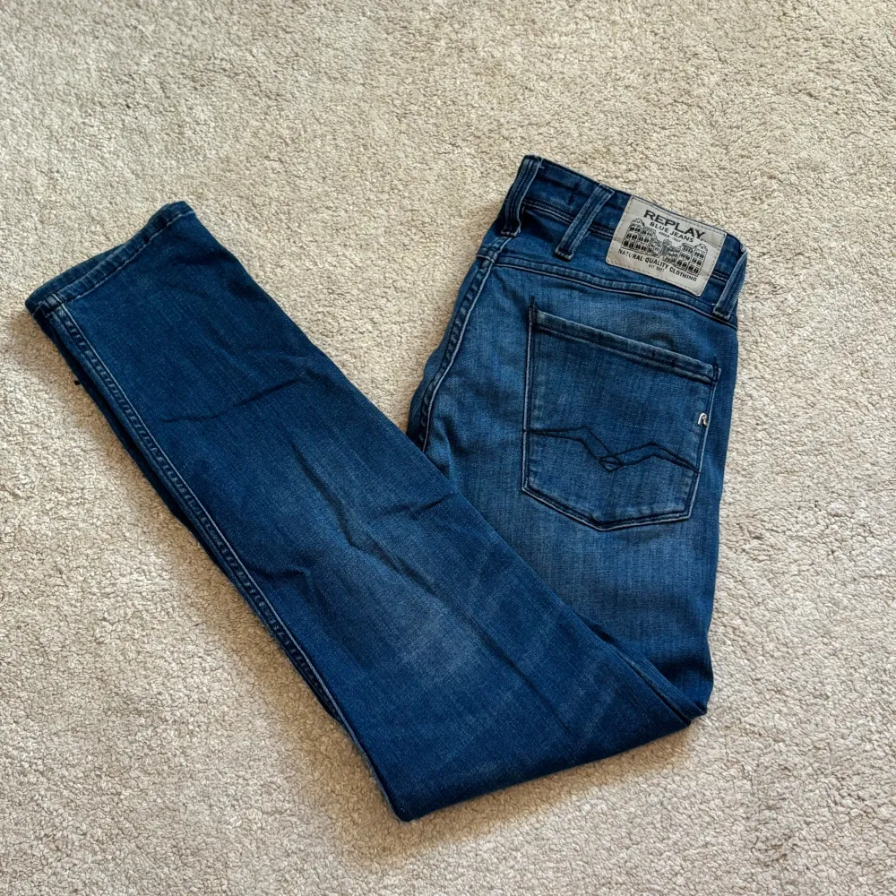 Snygga blå jeans från Replay, modell Anbass med slim fit. Dem har ett bra skick även fast dem använts ett tag. Storlek är 28/32. Bara att skriva vid frågor!. Farkut & Housut.