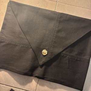 Datafodral av jeans - Unikt datafodral i svart jeanstyg med guldknapp. Insidan är fodrad med ett mjukt silkestyg för extra skydd. Passar 13 tum (vanlig skoldator)