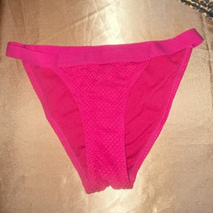 Rosa bikiniunderdel - Snygg rosa bikiniunderdel med en ribbad textur. Perfekt för sommarens bad och soliga dagar på stranden.