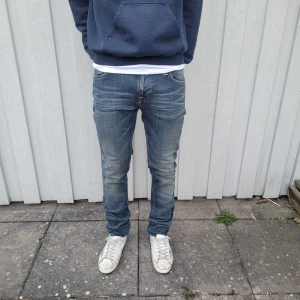 Nudie Jeans  - Nudie jeans - Modell: Tube Tom - Storlek: W31/L34(sitter som L32) - skick: 9/10 - Nypris runt 2000kr 