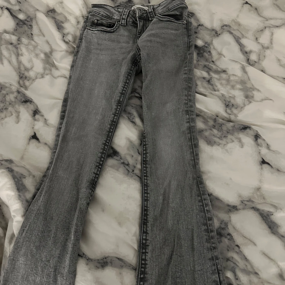 Grå jeans med bootcut - 1