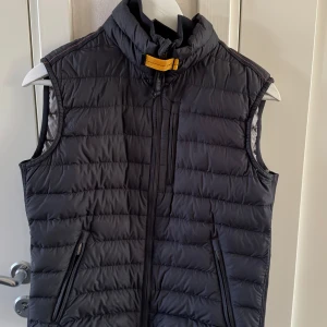 Parajumper väst - Parajumper väst i mycket fint skick i storlek y-m (158-164cm).