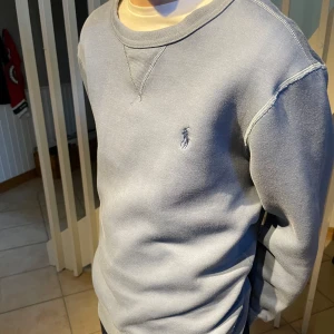 Blå tröja från Polo Ralph Lauren - Säljer denna feta Ralph lauren tröja. Den är helt ny och är i toppskick! Det står att den är i storlek s men passar xs mycket bättre. Hör bara av er om ni är intresserade eller har några frågor😀