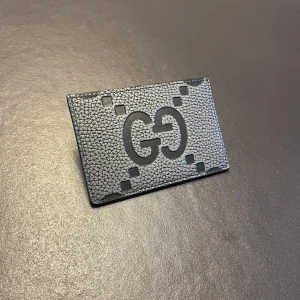 Gucci MAXI GG Cardcase - Helt ny korthållare från Gucci’s nuvarande säsong. Nuvarande pris hos Gucci: 4400kr. Inget tillbehör medföljer. Pris ej förhandlingsbart.