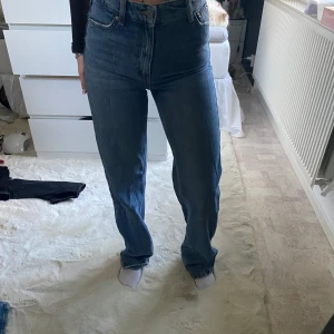 Blå jeans med hög midja - Snygga blå jeans med hög midja och klassisk femficksdesign. De har en straight passform som ger en tidlös look. Perfekta för en avslappnad stil.