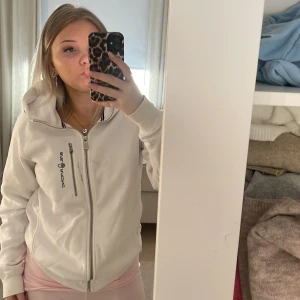 Vit jacka från Sail Racing - Säljer en vit jacka från Sail Racing med dragkedja och logotyp på bröstet. Den är väl använd med några defekter ❤️