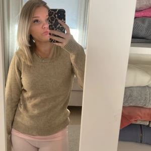 Beige tröja från VILA - Säljer en mysig beige tröja från VILA. Tröjan har långa ärmar och ribbade muddar vid ärmslut och nederkant. Perfekt för en avslappnad stil. 🌟