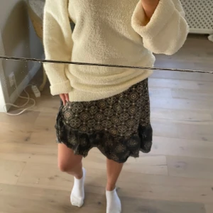 Mönstrad kjol - Odd Molly - Säljer en snygg mönstrad kjol från Odd Molly. Kjolen har ett bohemiskt unikt mönster i marinblått och beige med volangdetaljer. STORLEK - L PRIS går att diskutera! Skriv om du har frågor 🫶🤍