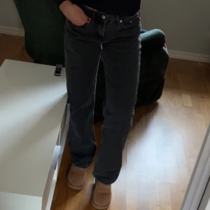 Lågmidjade raka jeans - Perfekta till både vardags och fest! Jättefin kvalitet, liknar jensen från NA-KD☀️perfekta till våren