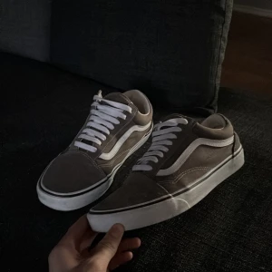 Gråa Vans - Nästan nya vans|| använda väldigt fåtal gånger|| SJUKT bra pris för denna sko