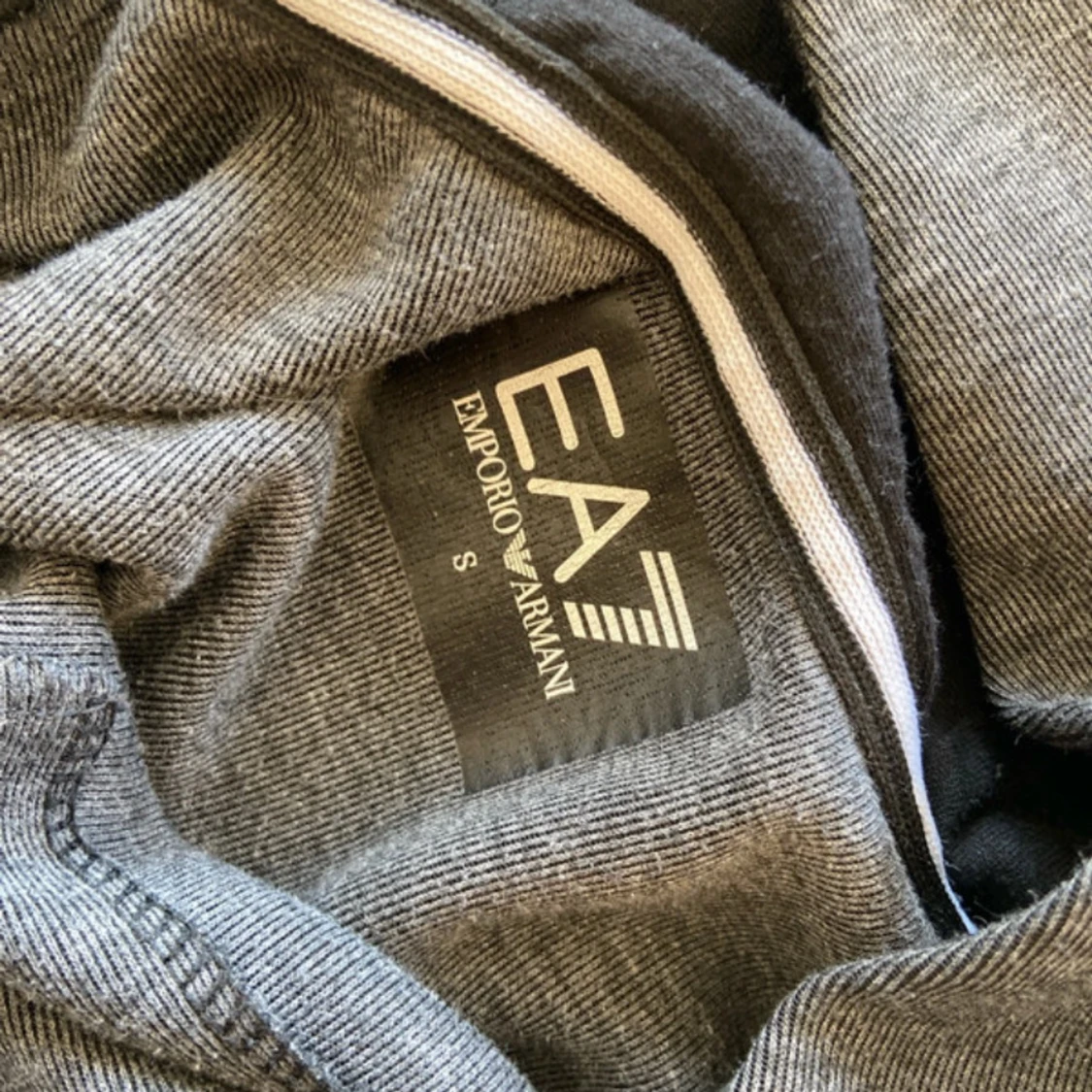Säljer en EA7 träja - 2