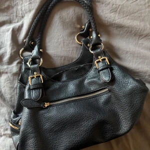 Mulbarry väska  - En svart mulberry väska som passar t det mesta. Ny priset är runt 3200kr men säljer för 2000kr. Den är lite sliten men inget som märks 💕priset kan diskuteras 