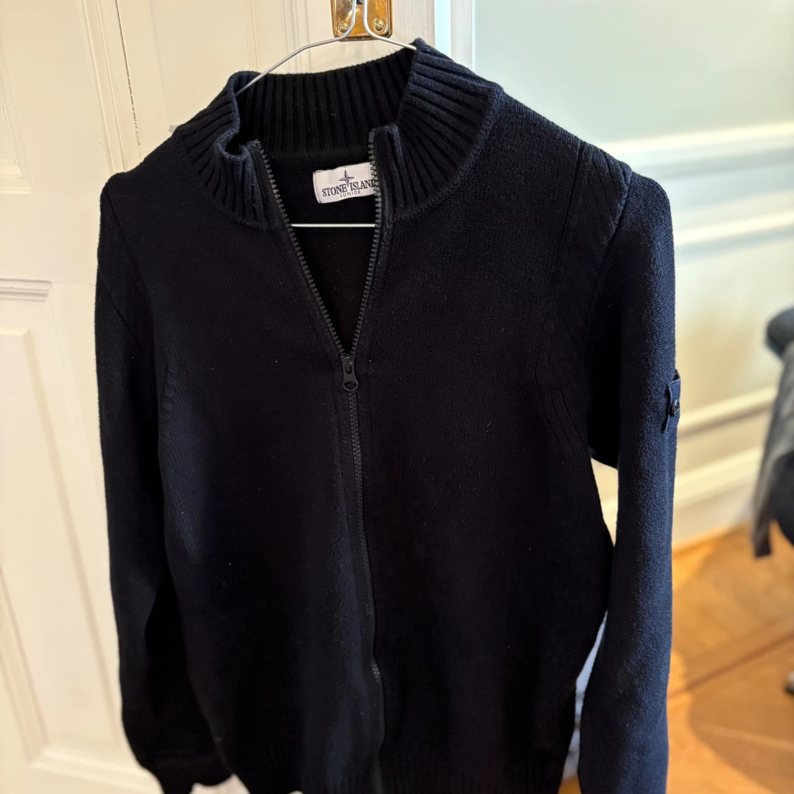 Svart tröja med dragkedja från Stone Island