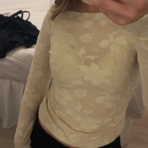 Gul blommig långärmad topp - Gul blommig långärmad från Gina Tricot, slutsåld på hemsidan! 💗