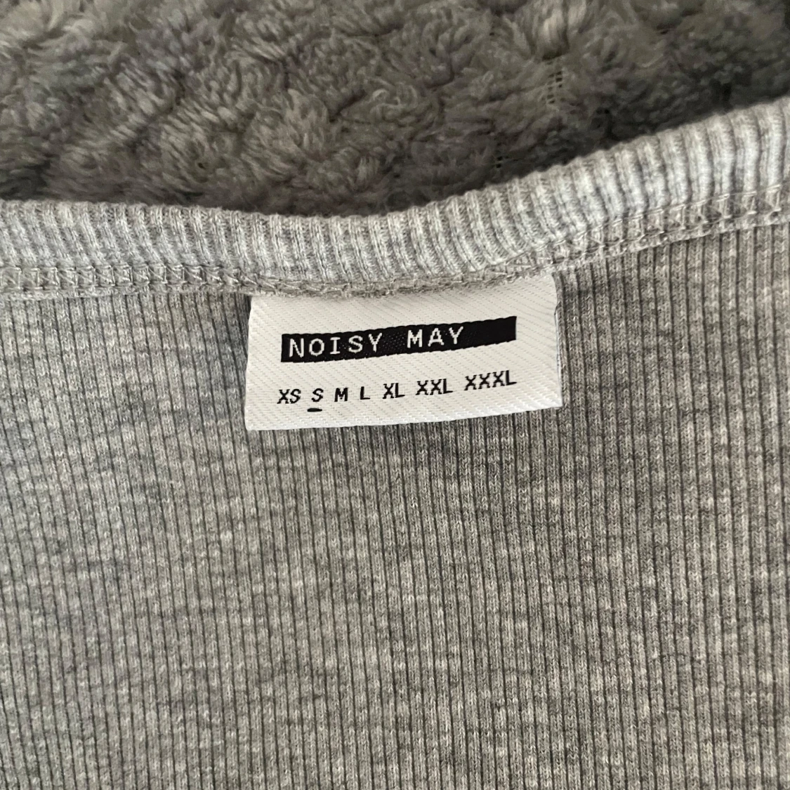 Grå ribbad tröja från Vera Moda - 1