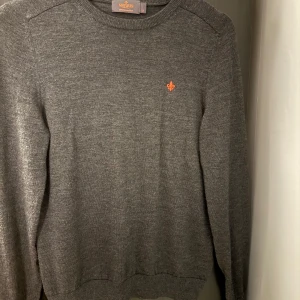 Grå tröja från Morris - Säljer en stilren grå tröja från Morris i 100% merinoull. Använd endast 2-3 gånger och i ett mycket fint skick. Ny pris 1600 kr. Hör av dig vid fler frågor pris kan diskuteras.