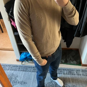Beige Indicode Tröja - Riktigt skön o tunn tröja från Indicode i storlek S!🔥lite för liten på mig som man ser på bilden😅Använt 2 gånger. Skön till våren och sommarkvällar💯☀️priset kan diskuteras vid snabb affär!🤝