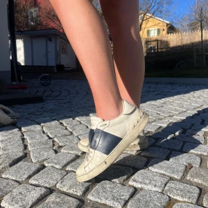 Valentino skor - Snygga Valentino skor med mörk blåa remmar. Perfekta vårskor, storlek 39. Väl använda men går fortfarande mycket bra att använda ni ser lite skavanker på de sista bilderna. Hör av er vid frågor 