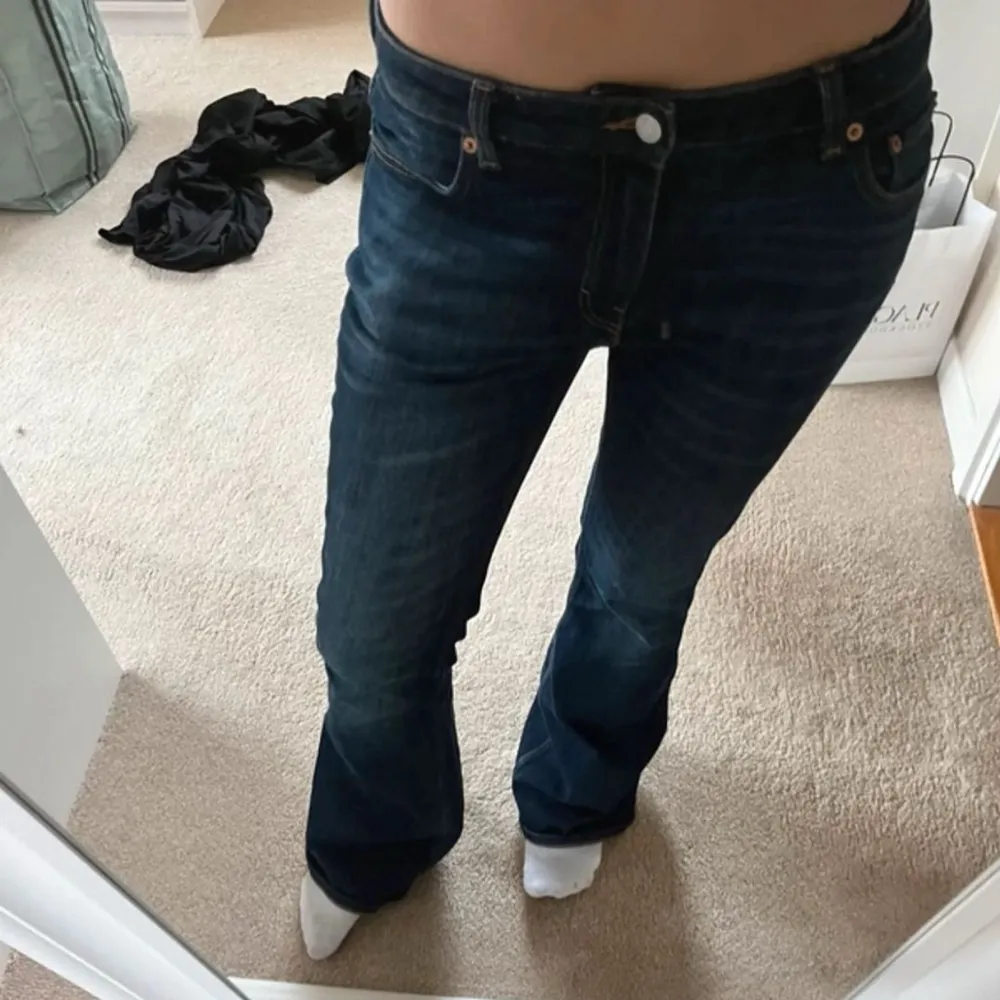 Så snygga Lågmidjade utsvängda jeans från weekday, storlek m❣️. Farkut & Housut.