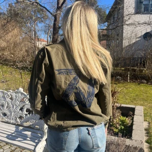 Zadig&Voltaire hacka  - Snygg olivgrön jacka från Zadig perfekt till våren, jätte bra skick!