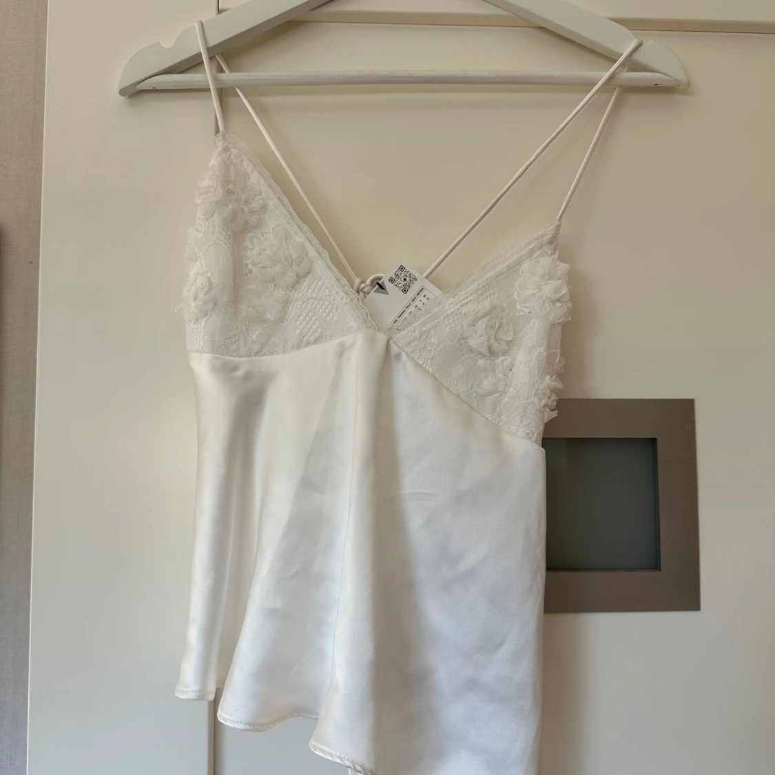 Vit satinlinne med spetsdetaljer från ZARA