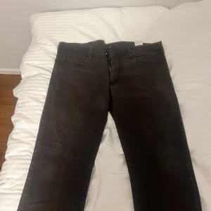 Armani Svarta jeansbyxor - Snygga svarta jeansbyxor med klassisk femficksdesign. De har en rak passform och är perfekta för en stilren look. Byxorna har hällor för bälte och en knappgylf. Aldrig använt. Mycket bra skick