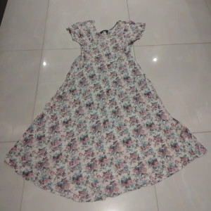 80-tals klänning  - Vintage klänning från 80-talet i rayon. Jag skulle säga att det är en stor medium i storlek. Inget fel som jag ser, och har axelvaddar men dom är inte för stora.