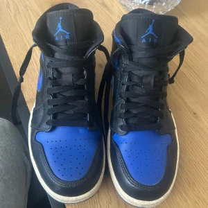 Nike Air Jordans i svart och blått - Bra använda skor som knappt syns att de är använda. Original kartong finns ej kvar! Skorna har en hög modell med 